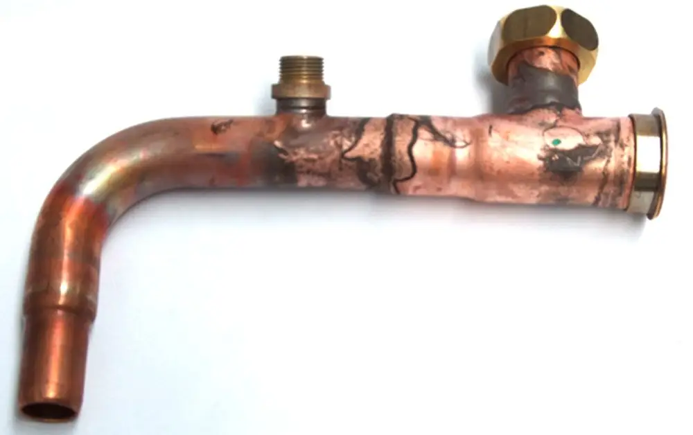 Kupferne Wasserleitung mit gebogenem Ende und einer Anschlussmutter, geeignet für Daikin Altherma R Hybrid-Systeme.